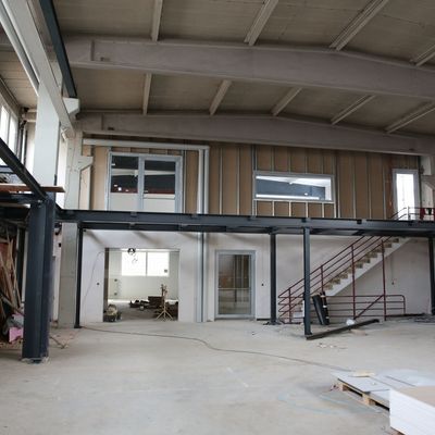 Sportforum: Aufzugschacht im Rohbau, Türen und Fussboden-Heizung