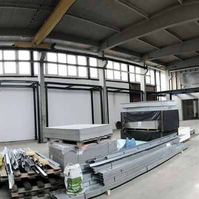 Sportforum: Steg & Galerie stehen - Erste Malerarbeiten & neue Türen