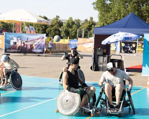 Glühende Rollstuhlreifen beim Kesselfestival