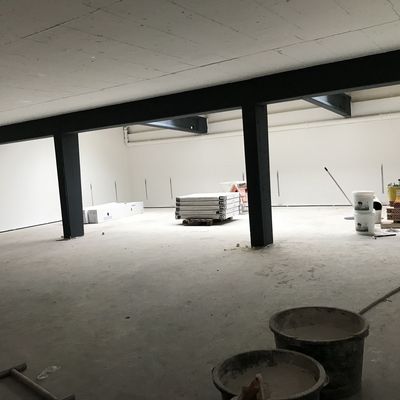 Sportforum: Steg & Galerie stehen - Erste Malerarbeiten & neue Türen