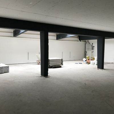 Sportforum: Steg & Galerie stehen - Erste Malerarbeiten & neue Türen