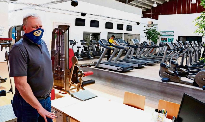 Rolf Budelmann im menschenleeren Freizeit-Sportclub Activity